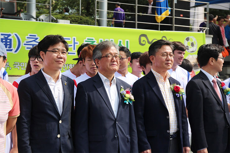 홍용표 통일부장관(왼쪽서 세번째), 손광주 남북하나재단 이사장(왼쪽서 두번째)은 통통축구단 출범식에 참석해 선수들을 격려했다.