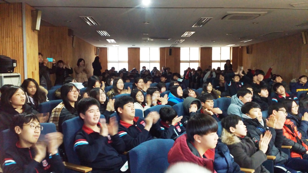 강남오페라단(단장 소프라노 김현정, 수원대 교수)은 지난 12월 9일 교육과 재미, 진로지도와 감동을 결합한 학교 순회 스쿨 클래식 콘서트 투어로 강남구 개원중학교를 찾아 400여 학생들 앞에서 감동의 공연을 펼쳤다.