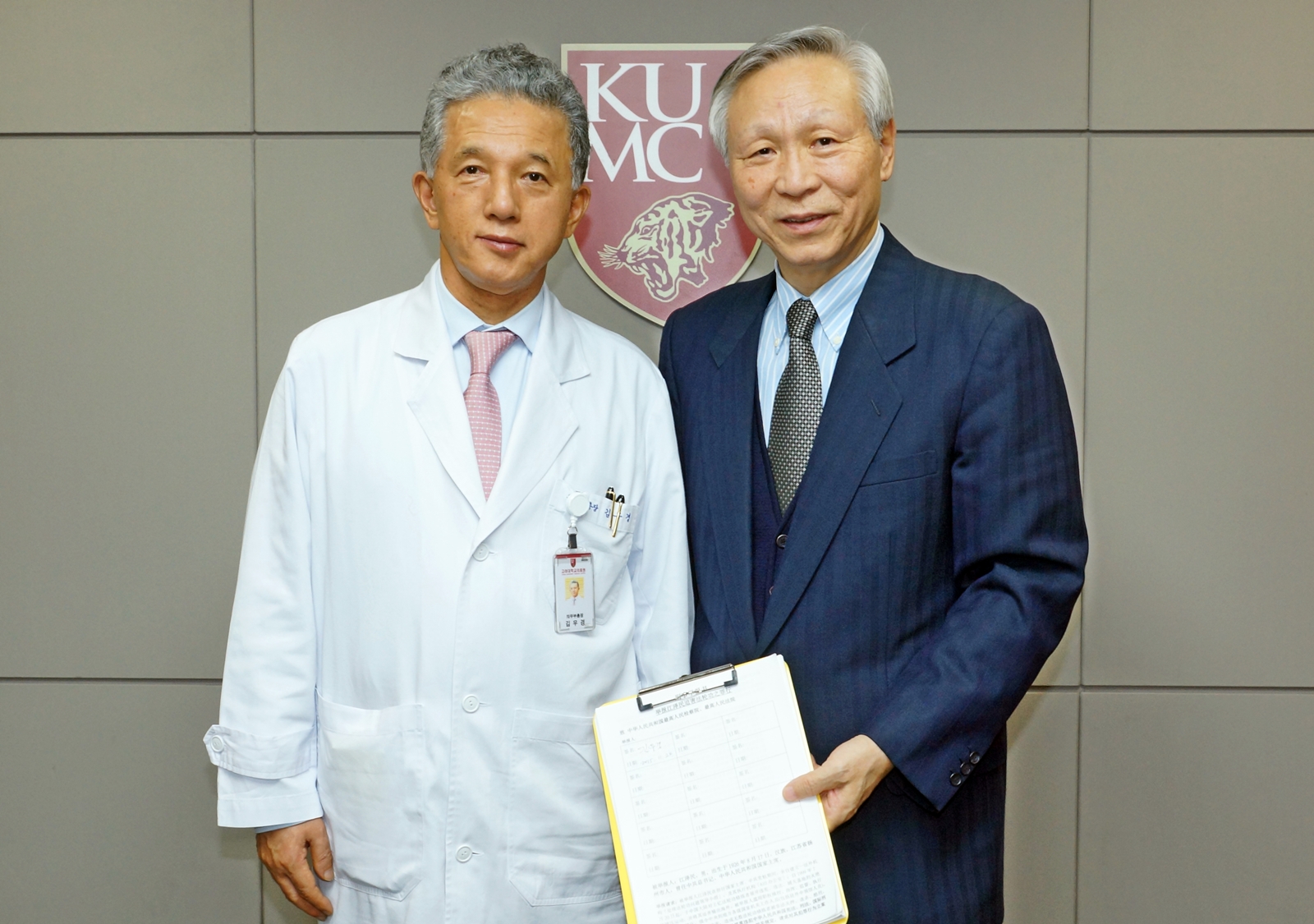고려대의료원장 김우경 교수(왼쪽)와 이승원 IAEOT 회장이 고발 연대 서명에 동참한 후 함께 사진 촬영을 했다. 사진=국제장기이식윤리협회