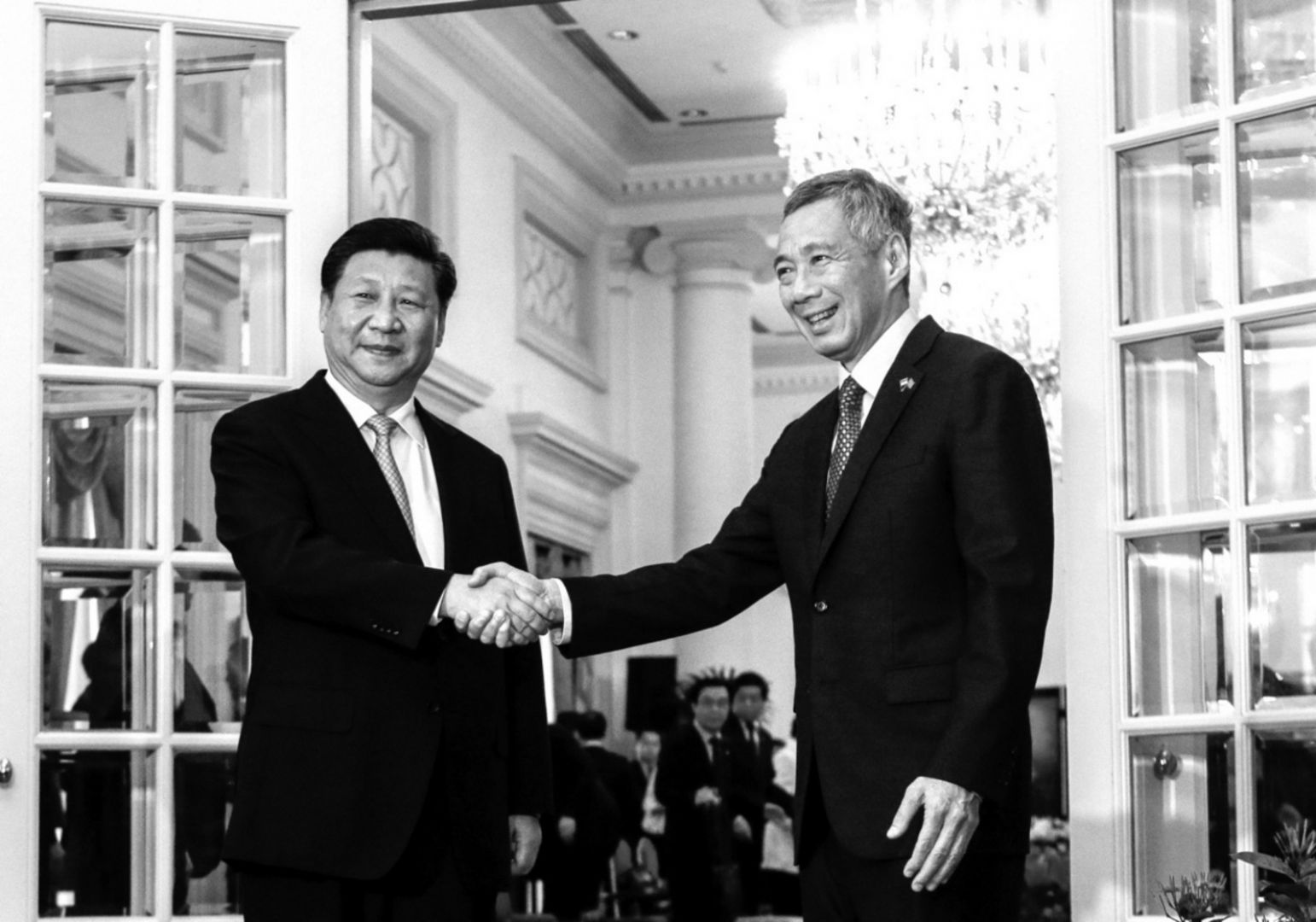 Chinese President Xi Jinping(L) and Singapore Prime Minister Lee Hsien Loong shake hands for the media at the Istana presidential palace in Singapore, November 7, 2015. REUTERS/Wallace Woon/Pool